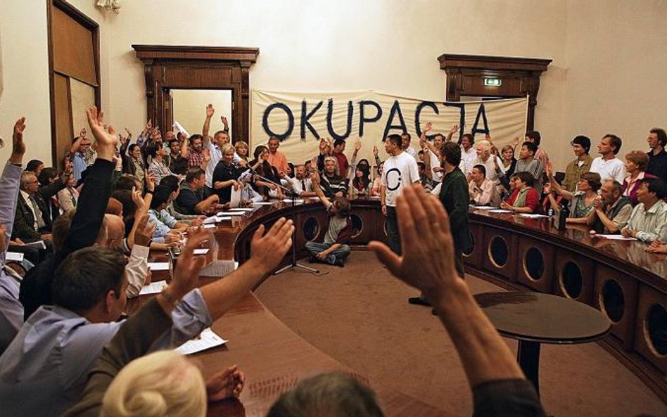 Tłum za tłumem, czyli z ironią o kapitalizmie