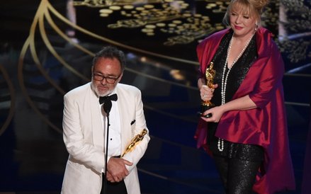 Oscar za najlepszą scenografię - Mad Max: Na drodze gniewu. Nagrodę odbierają Colin Gibson i Lisa Th