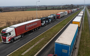 Kolejka ciężarówek na obwodnicy Przemyśla, 26 bm., których kierowcy oczekują na przekroczenie polsko