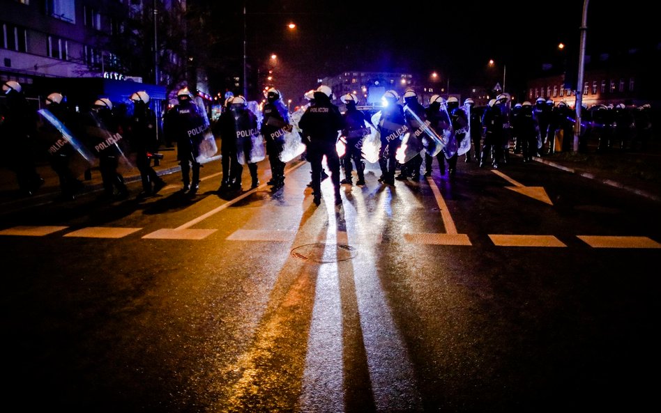 Sąd: zarzuty policji wobec protestujących po decyzji TK to nadużycie prawa