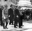 Benito Mussolini (na pierwszym planie z prawej) w towarzystwie swoich ministrów na Piazza Venezia w 