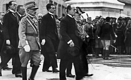 Benito Mussolini (na pierwszym planie z prawej) w towarzystwie swoich ministrów na Piazza Venezia w 