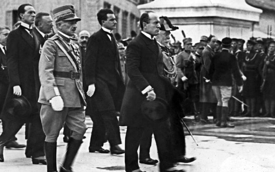 Benito Mussolini (na pierwszym planie z prawej) w towarzystwie swoich ministrów na Piazza Venezia w 