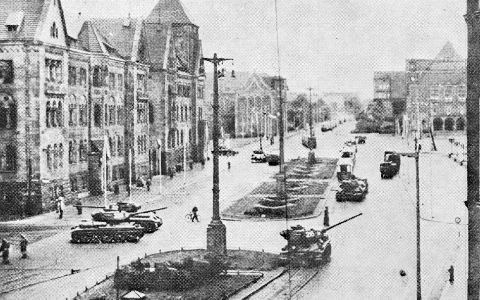 Poznań ’56: czołgi na opustoszałym placu Stalina (od 1957 r.: plac Adama Mickiewicza)
