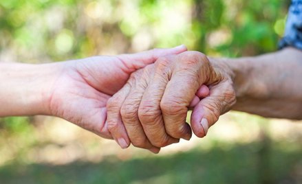 Eksperci: Oglądanie piłki nożnej pomaga ludziom z demencją