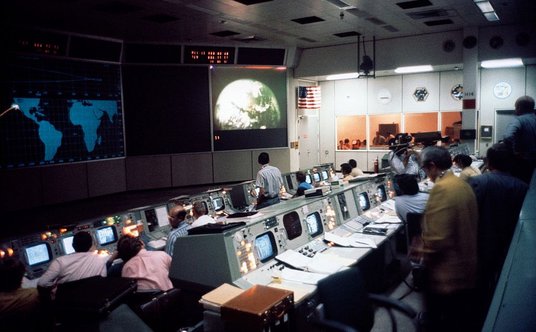 Centrum kontroli lotów w czasach „księżycowych” misji Apollo. To właśnie widok tej sali ukształtował