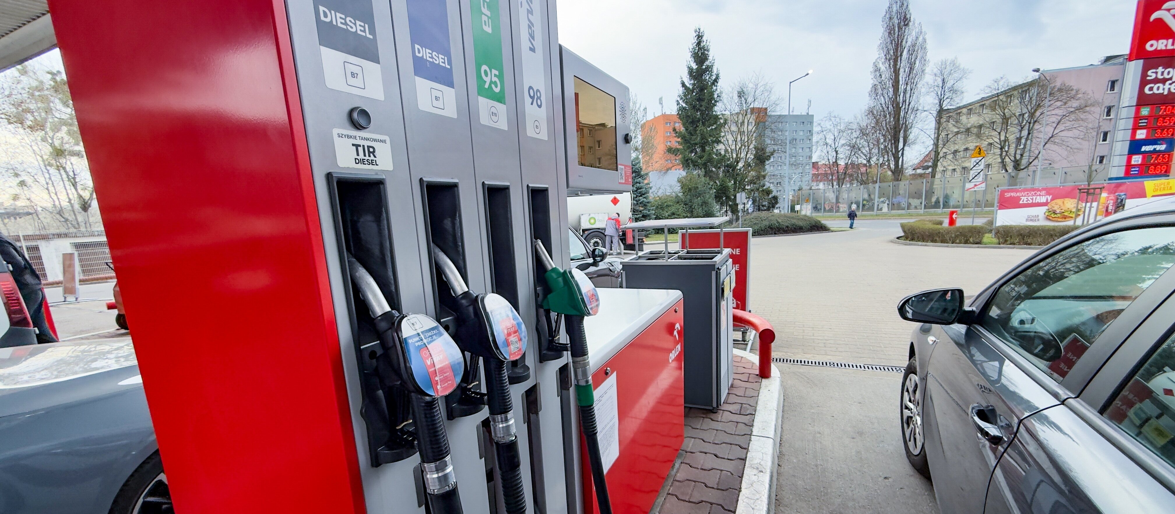 Benzyna drożeje, diesel tanieje. Rząd ogłosił nowe limity cen paliw