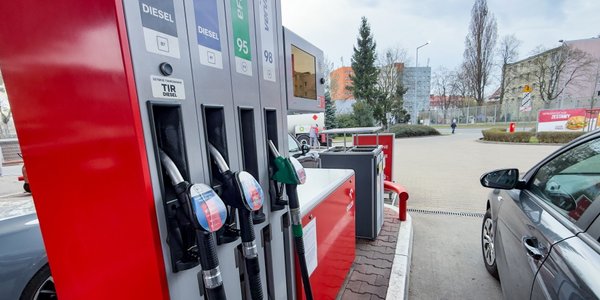 Benzyna drożeje, diesel tanieje. Rząd ogłosił nowe limity cen paliw