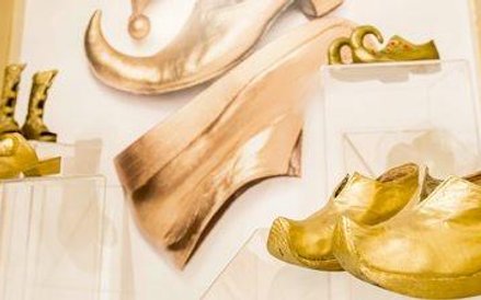 Złote pantofle dla chórzystów w „Wesołej wdówce”.