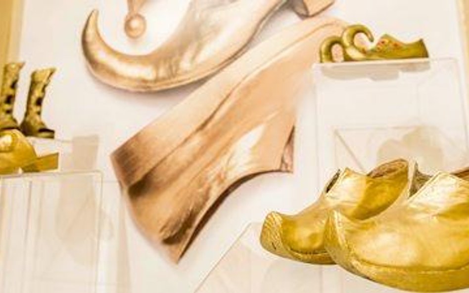 Złote pantofle dla chórzystów w „Wesołej wdówce”.