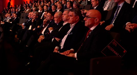 Prezes ORLEN Ireneusz Fąfara (pierwszy z prawej) podkreślał, że ropa naftowa i gaz ziemny pozostaną 
