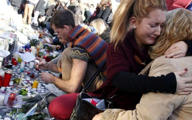 Paryżanie składali w niedzielę hołd ofiarom zamachu przy placu Republiki, niedaleko miejsca tragedii