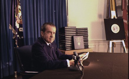 29 kwietnia 1974 r. prezydent Richard Nixon wygłosił przemówienie telewizyjne do narodu, w którym oś