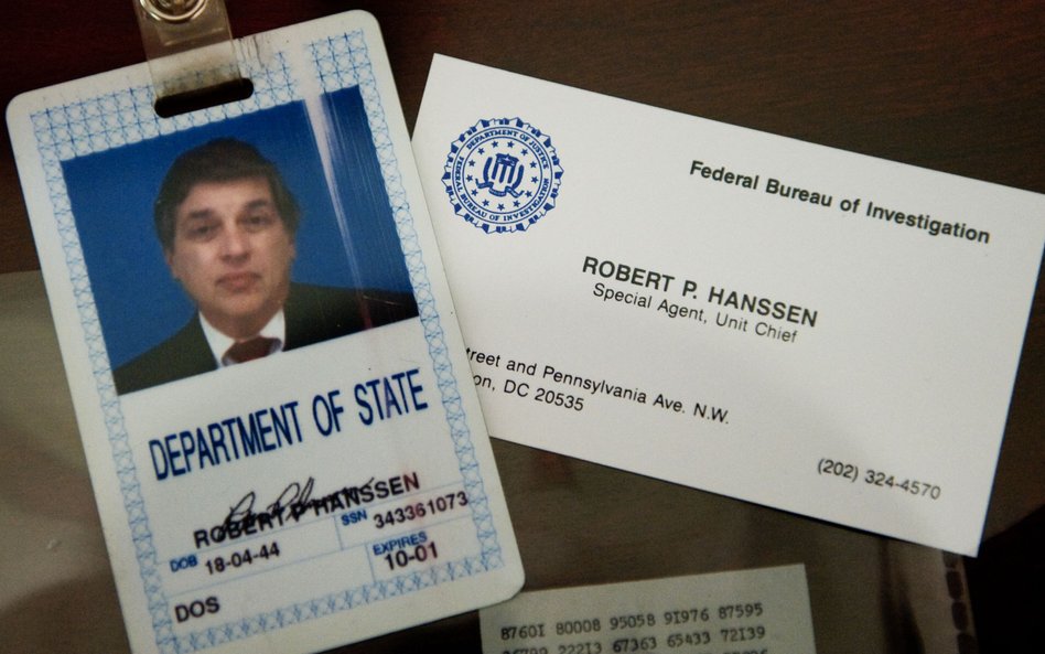 Identyfiaktor i wizytówka byłego agenta FBI Roberta Hanssena