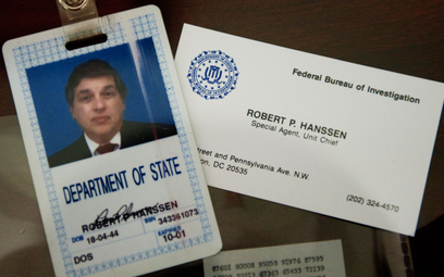 Identyfiaktor i wizytówka byłego agenta FBI Roberta Hanssena