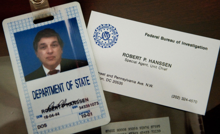 Identyfiaktor i wizytówka byłego agenta FBI Roberta Hanssena