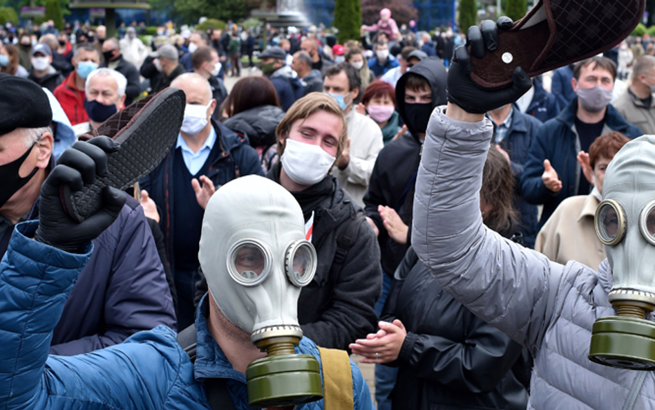 Kapcie stały się symbolem protestów na Białorusi. Aresztowany bloger Siarhej Cichanouski prowadzi ka