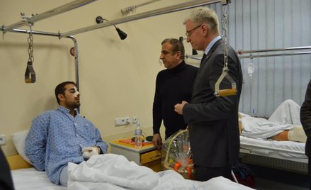 Prezydent Poznania Jacek Jaśkowiak z wizytą w szpitalu u pobitego Syryjczyka