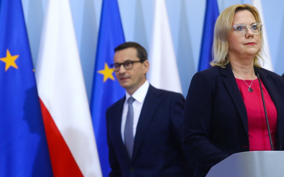 Premier Mateusz Morawiecki (C) i minister klimatu i środowiska Anna Moskwa (P)