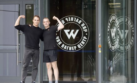 Mężczyźni pozują przed centrum Grupy Wagnera w Petersburgu, zlikwidowanym po czerwcowym puczu najemn