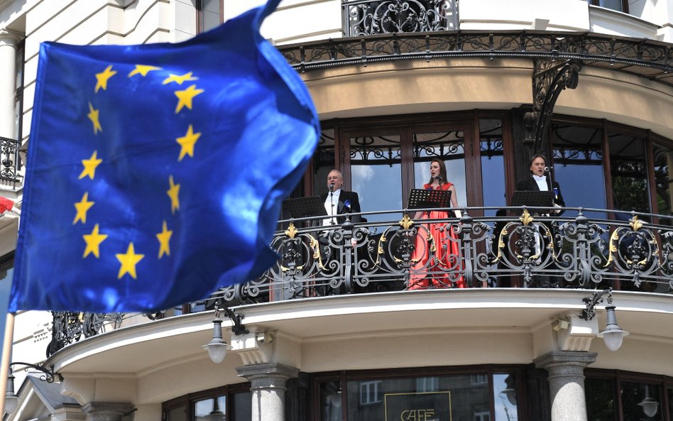 . Artyści na balkonie hotelu Bristol oraz mieszkańcy stolicy i turyści zebrani przed jednym z najbar