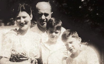 Rodzice Berniego Sandersa, Elias i Dorothy, oraz on i jego starszy brat Larry