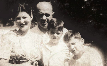 Rodzice Berniego Sandersa, Elias i Dorothy, oraz on i jego starszy brat Larry