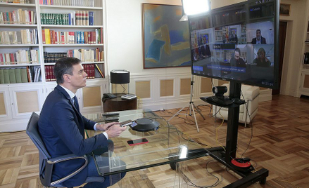 Hiszpański premier Pedro Sanchez w czasie telekonferencji z ministrami