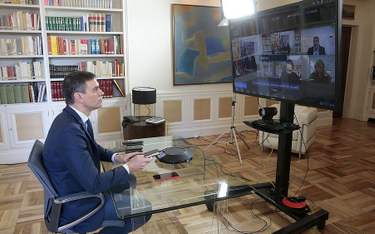 Hiszpański premier Pedro Sanchez w czasie telekonferencji z ministrami