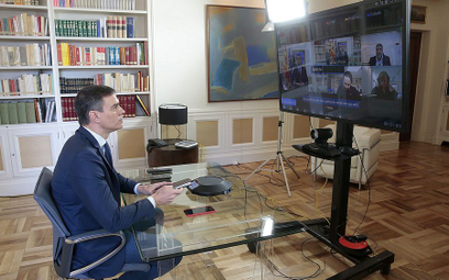 Hiszpański premier Pedro Sanchez w czasie telekonferencji z ministrami