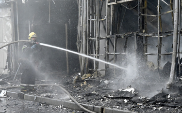 Ukraińscy strażacy gaszą pożar budynku po rosyjskim ostrzale (fot. ilustracyjna z 22 kwietnia)