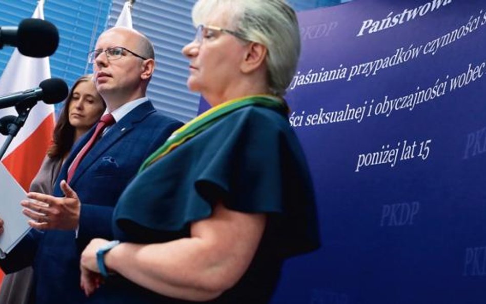 Konferencja prasowa Państwowej Komisji ds. Pedofilii (na zdjęciu: Hanna Elżanowska, Blażej Kmieciak,