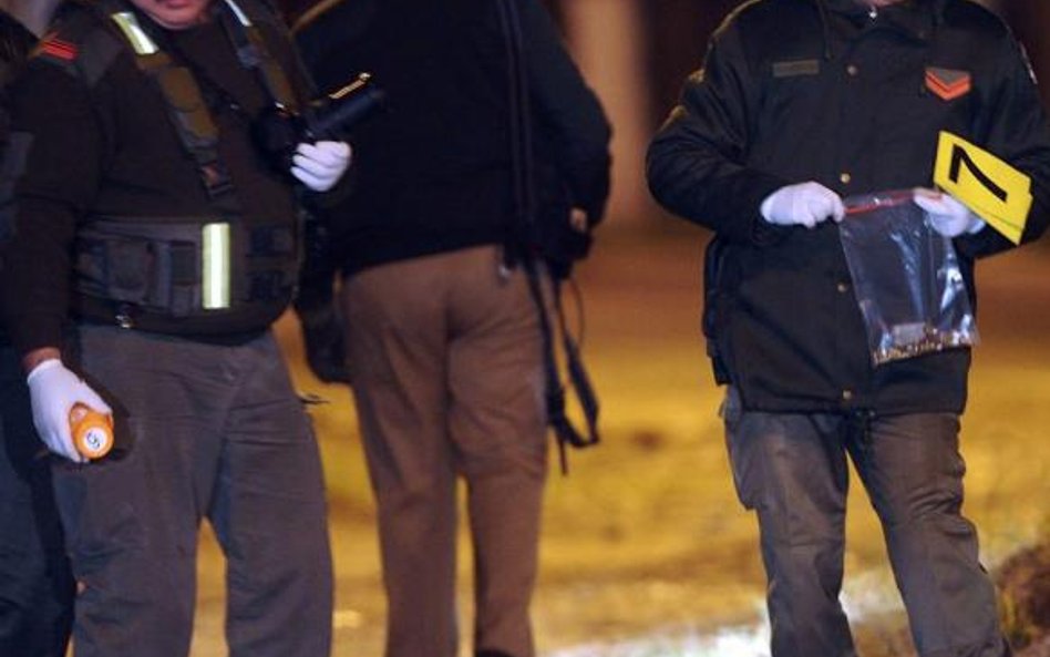 Policja na miejscu strzelaniny między skonfliktowanymi gangsterami Boca Juniors przy stadionie San L