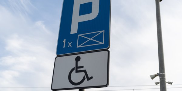 Karty parkingowe bez wizyty osobistej — projekt zmian budzi wątpliwości