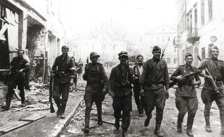 Żołnierze AK i Armii Czerwonej w trakcie walk o Wilno w lipcu 1944 r.