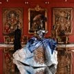 Wystawa „Louvre Couture. Objets d'art, objets de mode” w paryskim Luwrze to pierwsza w historii tej 