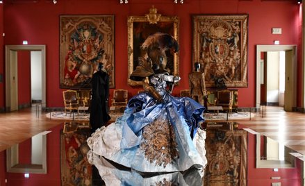 Wystawa „Louvre Couture. Objets d'art, objets de mode” w paryskim Luwrze to pierwsza w historii tej 