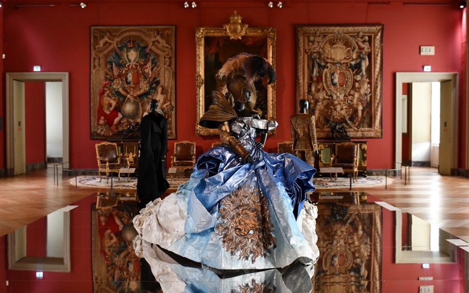 Wystawa „Louvre Couture. Objets d'art, objets de mode” w paryskim Luwrze to pierwsza w historii tej 