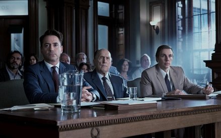 „Sędzia" wciąga i nie pozwala się nudzić. Każdy widz znajdzie tu coś dla siebie. To pasjonująca opow