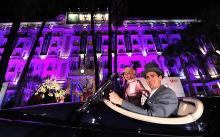 Nocne życie w Cannes. Wydarzenia w Pałacu Festiwalowym zawsze gromadzą międzynarodowych graczy.