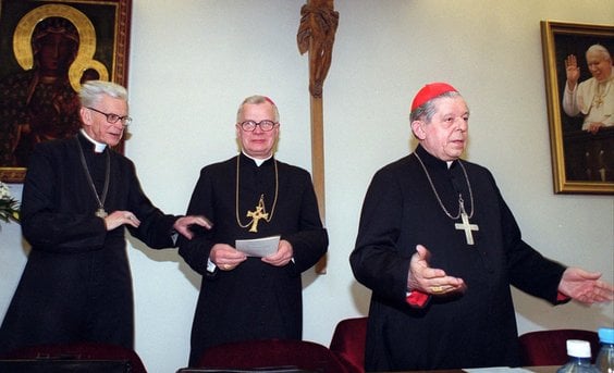 Warszawa, kwiecień 2002 r. Kardynał Franciszek Macharski, wiceprzewodniczący Episkopatu Polski arcyb