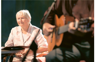 Ewa Tomaszewska na spotkaniu pod hasłem „Warszawianki Solidarności”, 2005 rok. Na gitarze gra Maciej