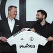 Dyrektor sportowy Legii Warszawa Jacek Zieliński (z lewej) i nowy trener stołecznego klubu Goncalo F