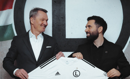 Dyrektor sportowy Legii Warszawa Jacek Zieliński (z lewej) i nowy trener stołecznego klubu Goncalo F