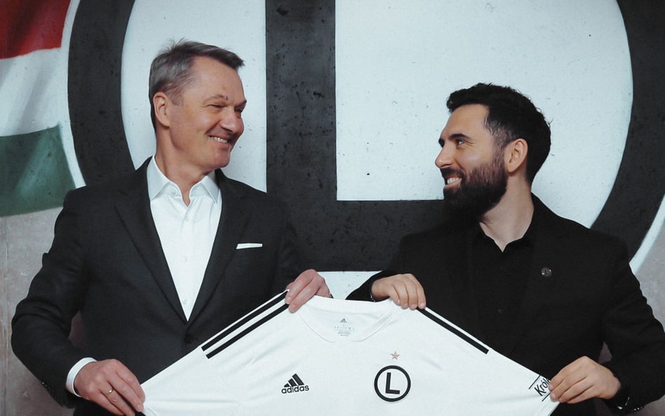 Dyrektor sportowy Legii Warszawa Jacek Zieliński (z lewej) i nowy trener stołecznego klubu Goncalo F