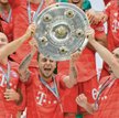 Od lewej: Arjen Robben, Rafinha i Franck Ribery – to ich ostatnie trofeum w Bayernie