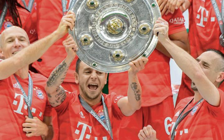 Od lewej: Arjen Robben, Rafinha i Franck Ribery – to ich ostatnie trofeum w Bayernie