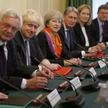 Rząd Theresy May rozdziera walka frakcji zwolenników twardego brexitu Borisa Johnsona (po lewej) i c