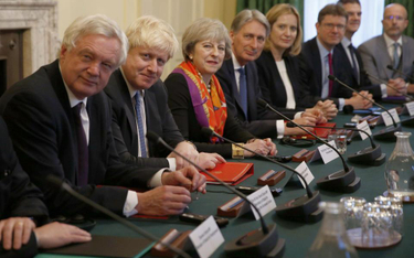 Rząd Theresy May rozdziera walka frakcji zwolenników twardego brexitu Borisa Johnsona (po lewej) i c