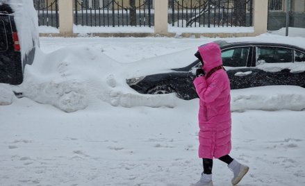 Kobieta idzie ulicą w Moskwie w Rosji podczas intensywnych opadów śniegu.